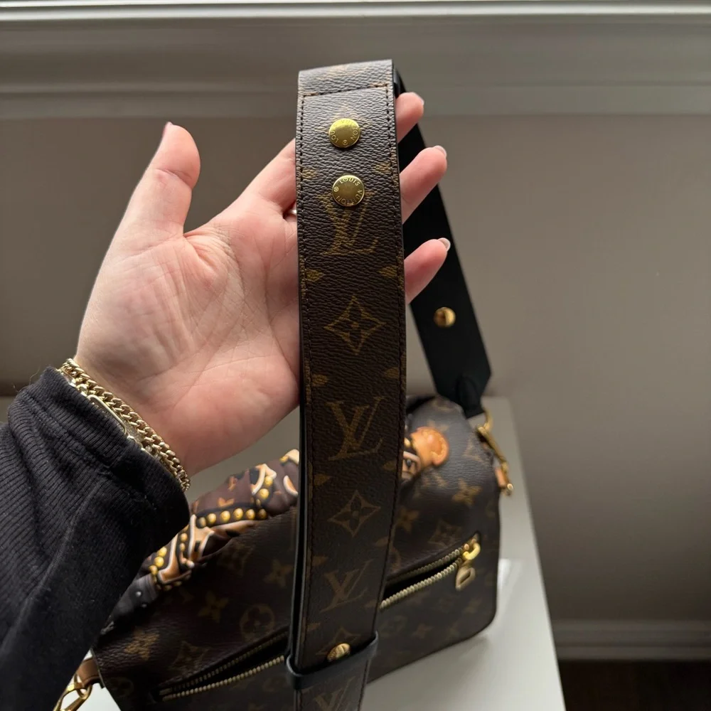 Louis Vuitton Brown Monogram Handbag - Picture 4 of 6